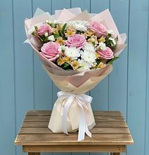 Букет цветов из:  Гвоздики, Орхидеи и Розы в Волжанце