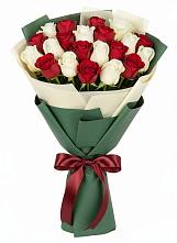 Букет Микс из красных и белых роз в Волжанце