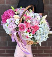 Композиция солнечный день в Волжанце Цветочная композиция из Розы, Хризантемы, Пионы и Лизиантусы в корзине в Волжанце