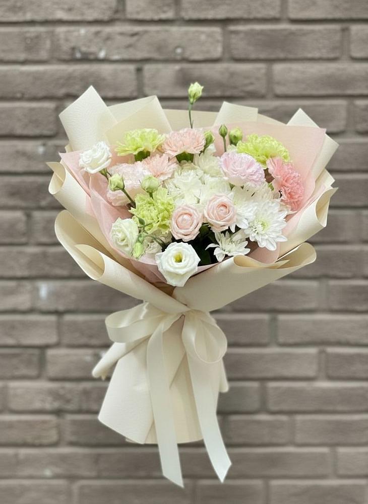 Букет цветов из: Гвоздики, Розы, Лизиантусы и Хризантемы в Волжанце