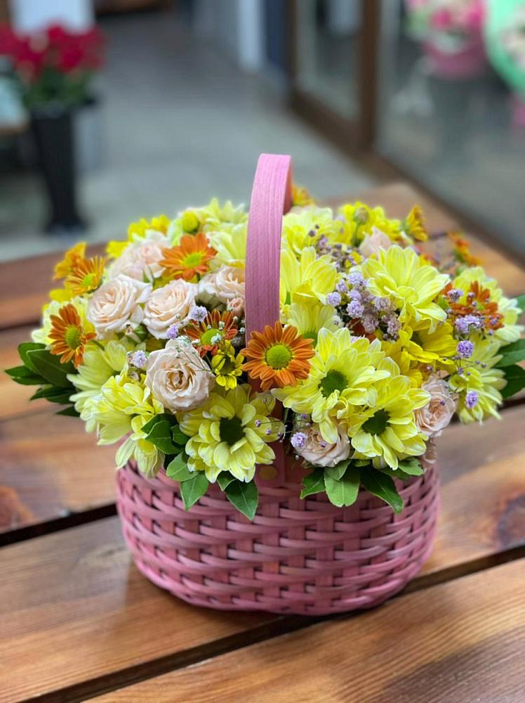 Цветочная композиция из Хризантемы и Розы в корзине в Волжанце
